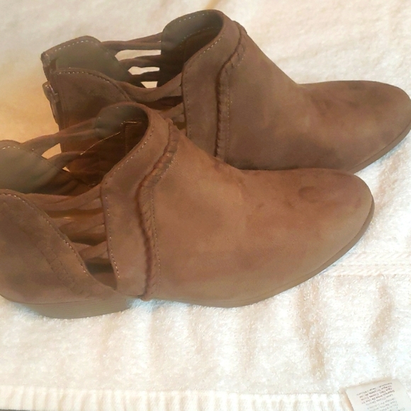 Soda Shoes - Brown ankle Soda boots NWOT